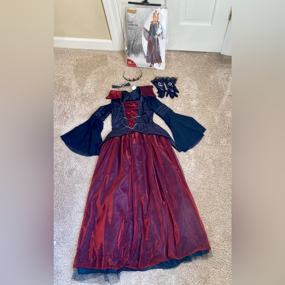 Royal Vampiress Costume - Size Child Medium (8-10) - Picture 14 of 16